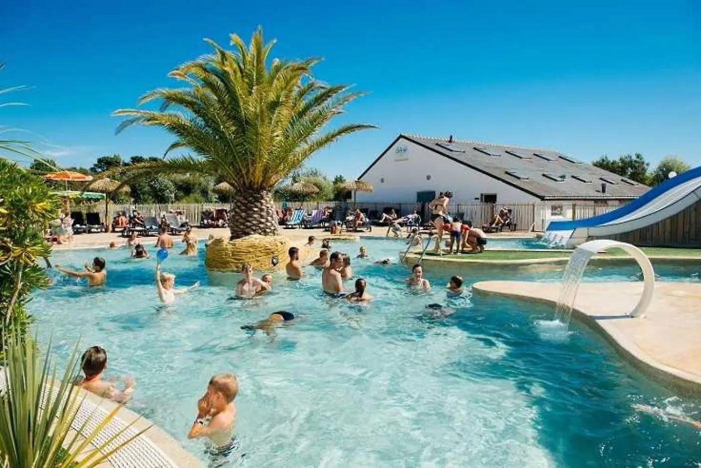 Campsite Camping 5 Etoiles - Parc Aquatique - Eeiaic Penestin